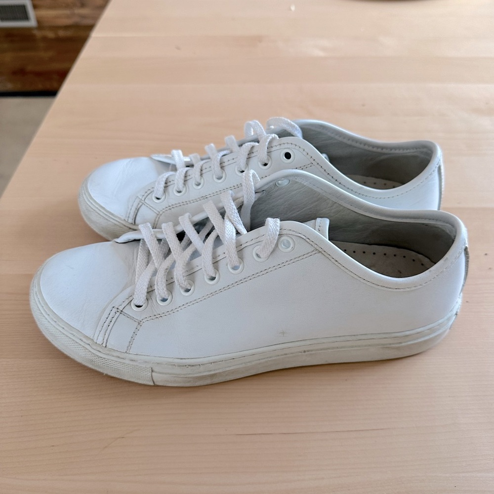High end white leather sneakers from DIEMME.